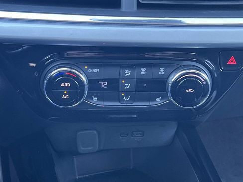 Used 2025 Chevrolet Trax LT w/ LT Convenience Package FWD image 19