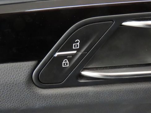 Certified 2025 Porsche Macan AWD/4WD image 36