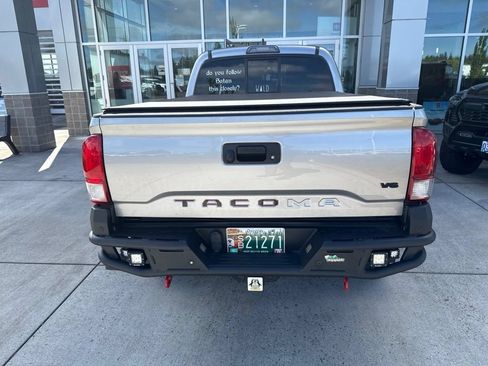 Used 2016 Toyota Tacoma TRD Sport AWD/4WD image 5