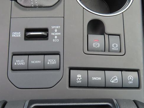Used 2022 Toyota Highlander XLE AWD/4WD image 14