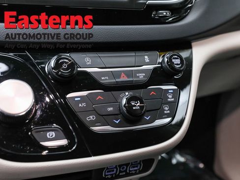 Used 2023 Chrysler Voyager LX image 20