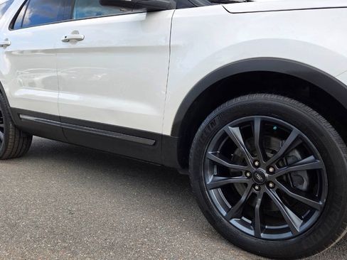Used 2019 Ford Explorer XLT w/ Equipment Group 202A AWD/4WD image 17