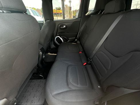 Used 2018 Jeep Renegade Latitude FWD image 9