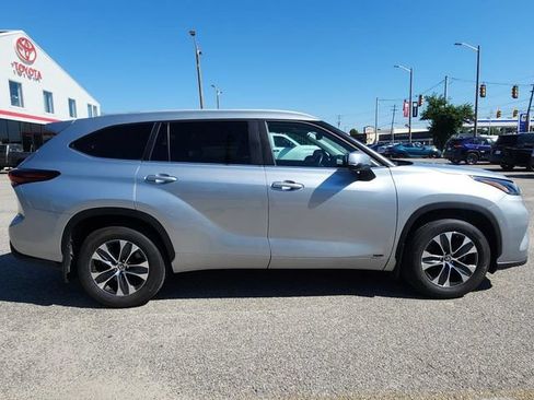 Used 2024 Toyota Highlander XLE AWD/4WD image 8