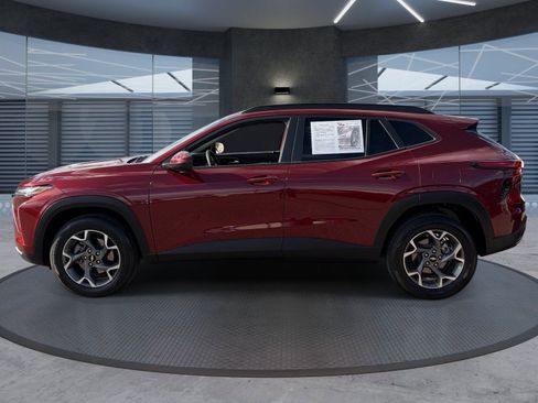 Used 2025 Chevrolet Trax LT w/ LPO, Blackout Package FWD image 3
