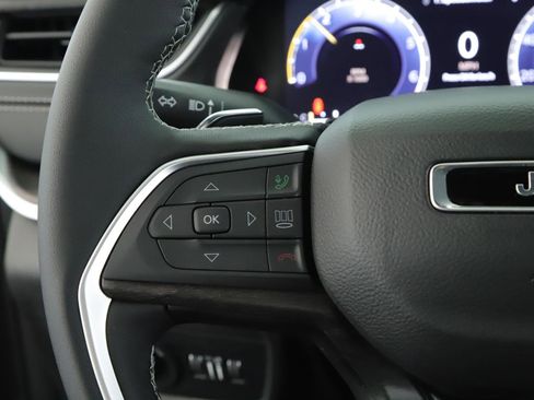 New 2025 Jeep Grand Cherokee Limited w/ Black Appearance Package image 10