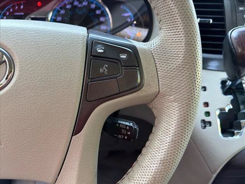 Used 2011 Toyota Sienna XLE w/ Premium Pkg FWD image 16