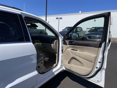 Used 2019 Jeep Grand Cherokee Overland AWD/4WD image 8