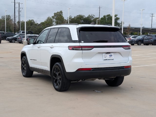 Used 2024 Jeep Grand Cherokee Altitude RWD image 4