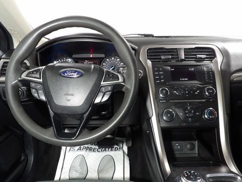 Used 2018 Ford Fusion SE FWD image 12