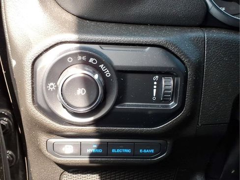 Used 2023 Jeep Wrangler Unlimited Sahara w/ Cold Weather Group AWD/4WD image 19