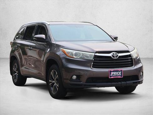 Used 2016 Toyota Highlander XLE AWD/4WD image 3