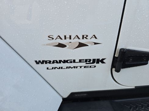 Used 2018 Jeep Wrangler Unlimited Sahara w/ Connectivity Group AWD/4WD image 10