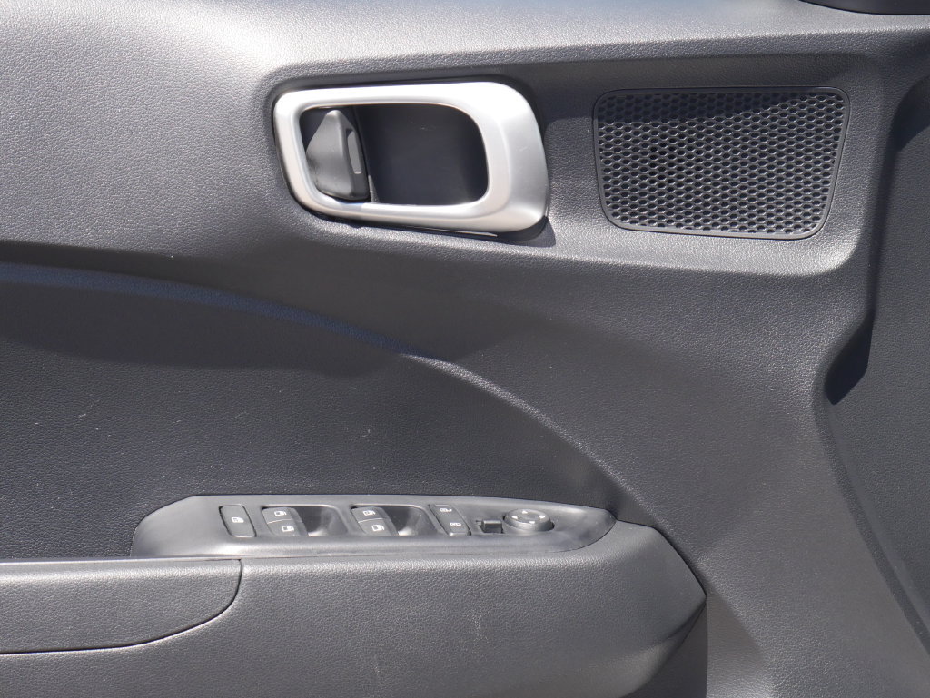 Used 2025 Hyundai Venue SEL FWD image 29