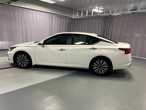 Used 2024 Nissan Altima 2.5 SV w/ SV Premium Package FWD image 4