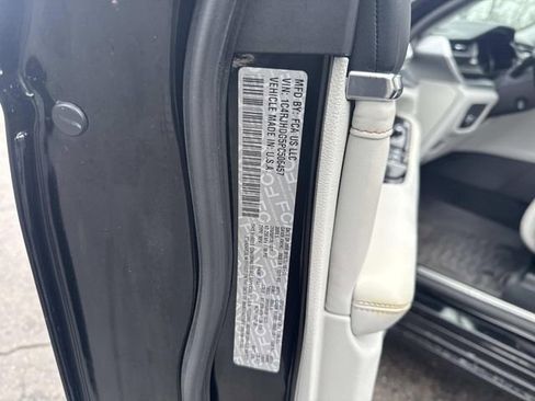 Used 2023 Jeep Grand Cherokee Overland w/ Luxury Tech Group IV AWD/4WD image 24