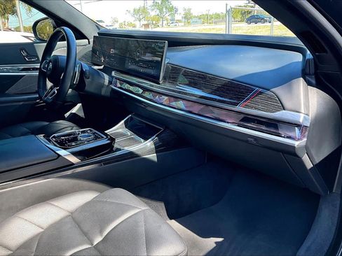 Used 2023 BMW 740i image 19