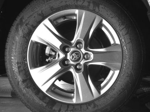 Used 2024 Toyota RAV4 XLE AWD/4WD image 30