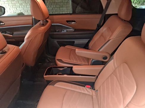 Used 2025 Nissan Pathfinder Platinum FWD image 2