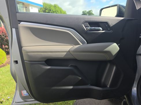 Used 2024 Chevrolet Colorado ZR2 w/ Technology Package AWD/4WD image 16