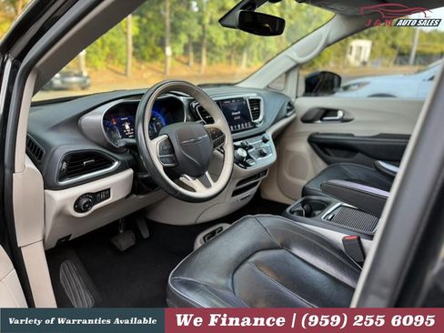 Used 2019 Chrysler Pacifica Limited FWD image 17