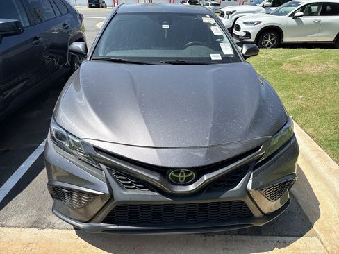 Used 2022 Toyota Camry SE FWD image 3