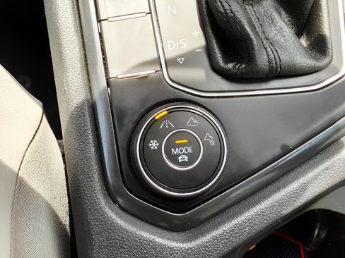 Used 2020 Volkswagen Tiguan SE R-Line image 40