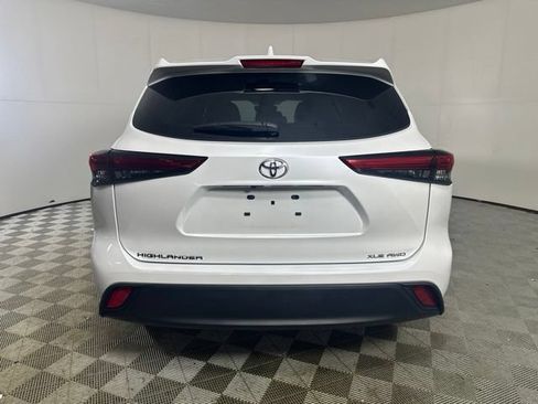 Used 2023 Toyota Highlander XLE AWD/4WD image 6