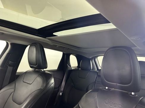 Used 2019 Jeep Cherokee Limited FWD image 13