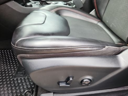 Used 2020 Jeep Cherokee Trailhawk w/ Cold Weather Group AWD/4WD image 10