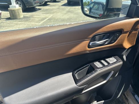 Used 2025 Nissan Pathfinder Platinum AWD/4WD image 18