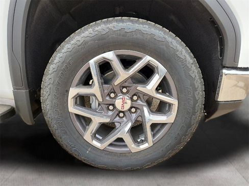 New 2025 GMC Sierra 1500 SLT image 9
