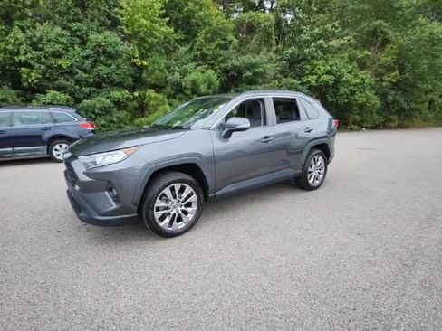 Used 2021 Toyota RAV4 XLE Premium image 9