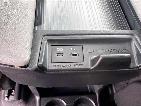 Used 2025 Toyota Sienna XLE FWD image 40