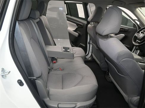 Used 2022 Toyota Highlander LE image 17