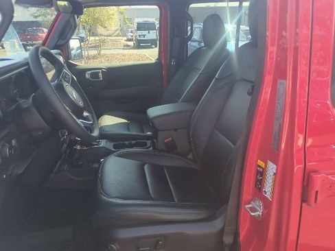 Used 2024 Jeep Wrangler Unlimited Sahara w/ Technology Group AWD/4WD image 11