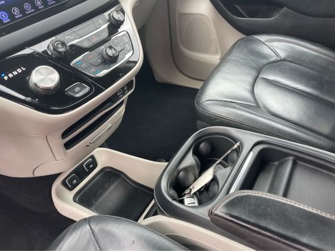 Used 2017 Chrysler Pacifica Touring-L FWD image 17