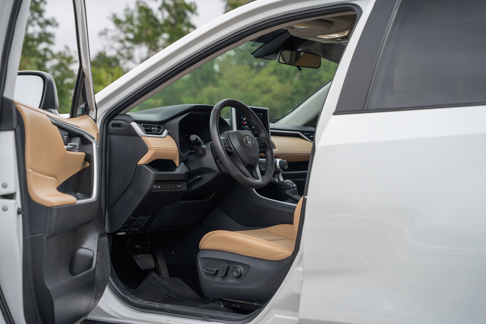 Used 2025 Toyota RAV4 XLE Premium FWD image 19
