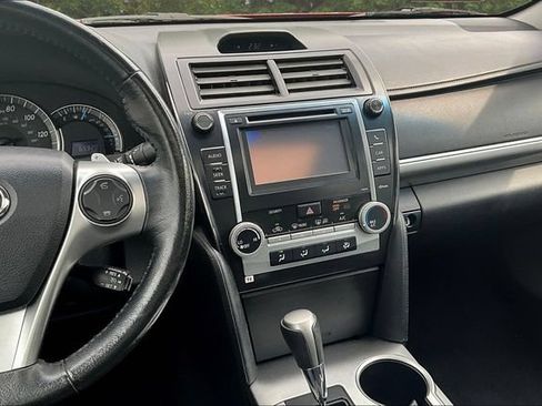 Used 2014 Toyota Camry SE w/ Moonroof Package FWD image 9