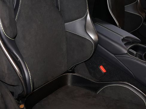 Used 2023 Aston Martin V12 Vantage RWD image 21
