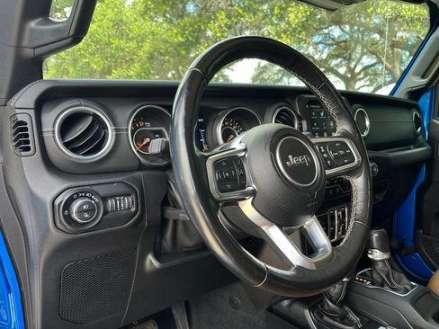 Used 2020 Jeep Gladiator Overland AWD/4WD image 14