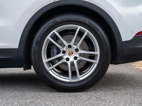 Certified 2024 Porsche Cayenne image 12