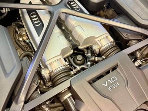 Used 2018 Audi R8 V10 w/ Premium Package image 5
