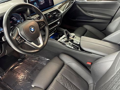 Used 2023 BMW 530e w/ Convenience Package RWD image 4