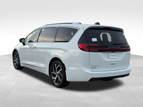 New 2027 Chrysler Pacifica Pinnacle w/ Theater Group FWD image 3