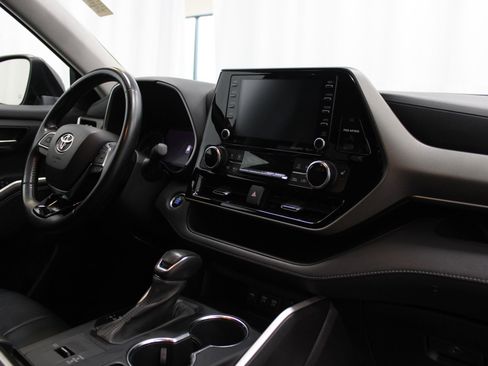 Used 2021 Toyota Highlander XLE image 32