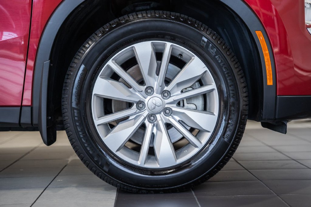Used 2025 Mitsubishi Outlander ES AWD/4WD image 14