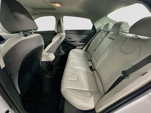 Used 2025 Hyundai Elantra Limited FWD image 28