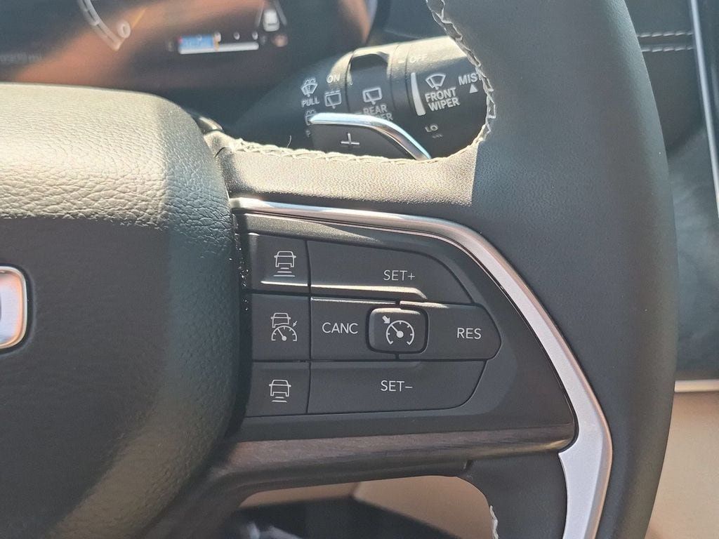 Certified 2025 Jeep Grand Cherokee Limited w/ Luxury Tech Group II AWD/4WD image 17