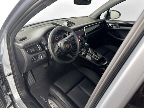 Certified 2025 Porsche Macan image 4